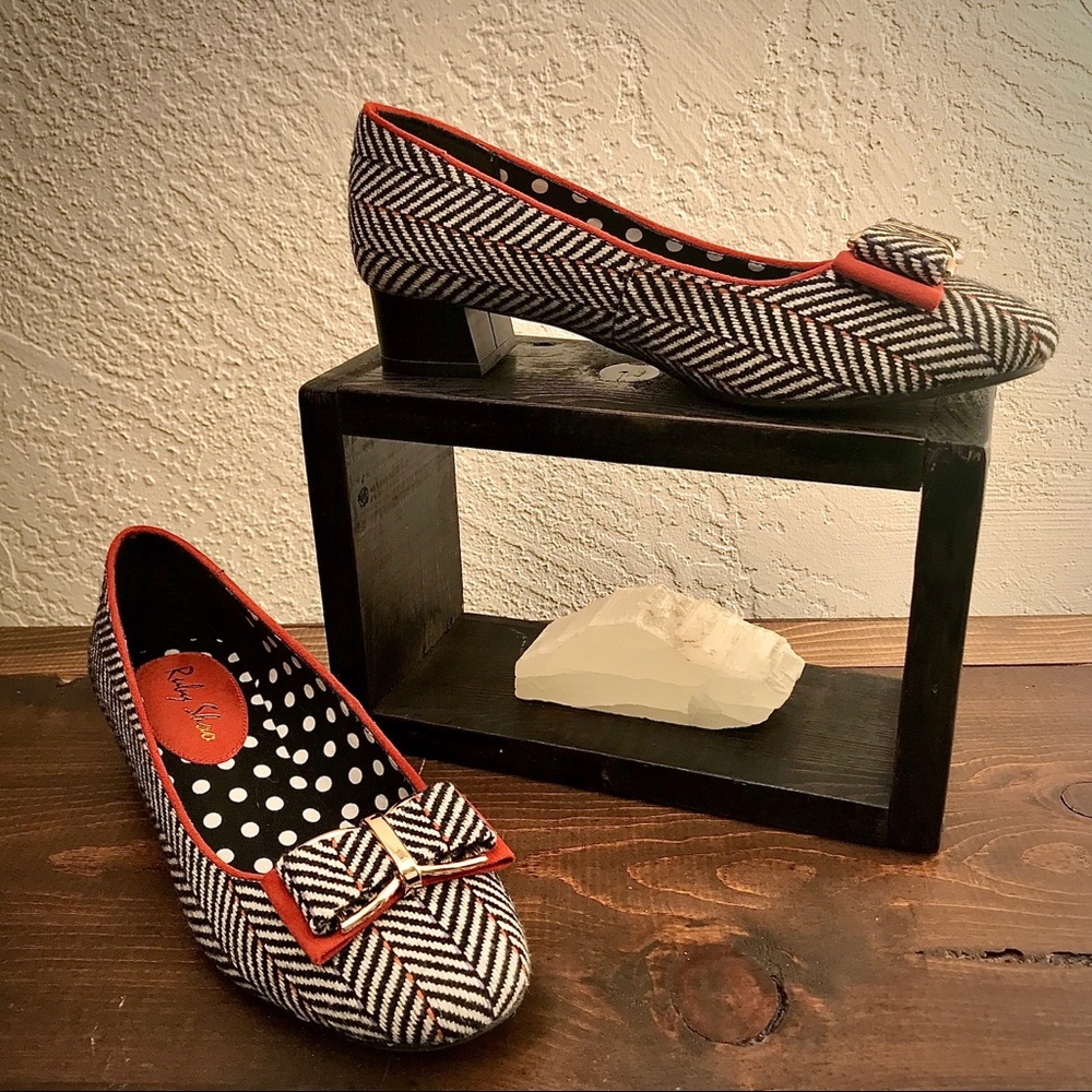 Black & White June Chevron Bow Accent Pump